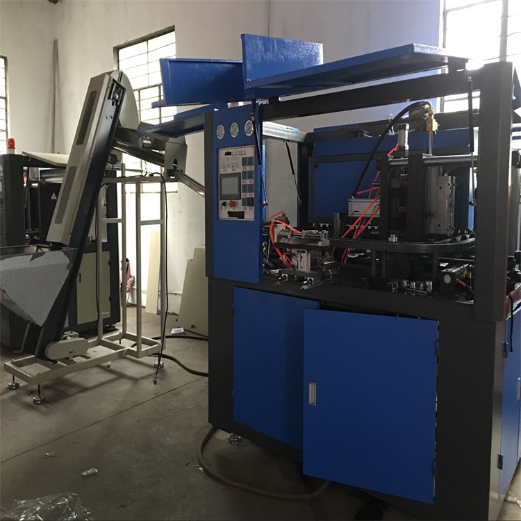 全自動吹瓶機(jī)與半自動吹瓶機(jī)有什么區(qū)別？